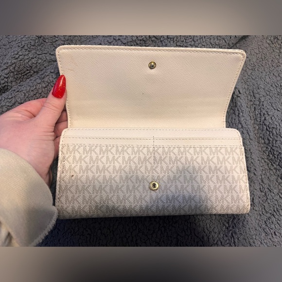 Michael Kors cream / white wallet - Picture 4 of 4